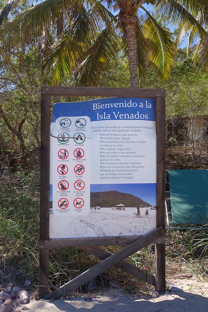 Beach rules clearly laid out en espagnol.JPG