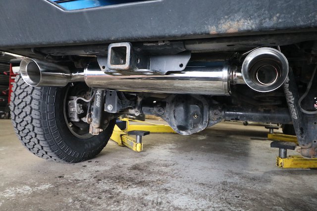 3 Jeepers Mantra stainless dual pipe exhaust photo Perry Mack.JPG