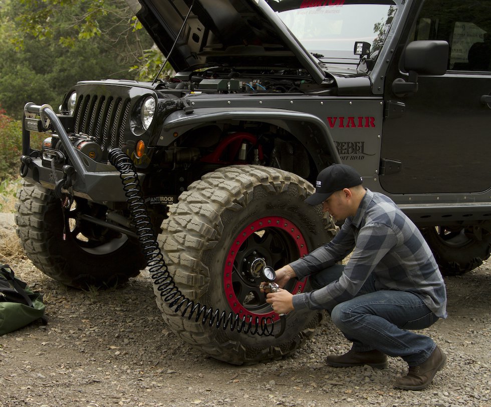 How to Choose the Best Air Compressor for Off-Roading - SunCruiser