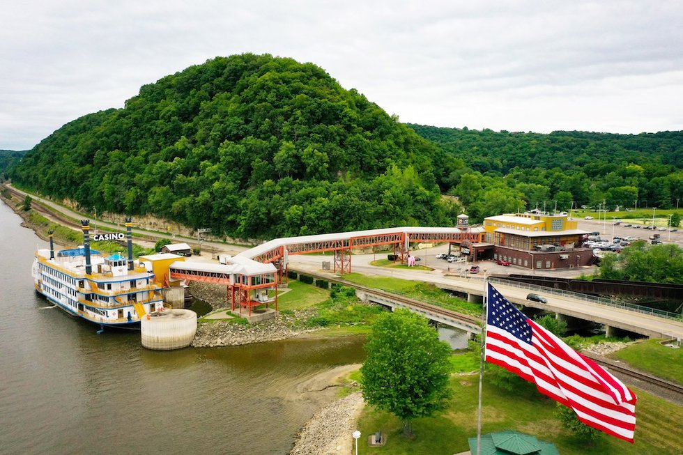 Casino Queen Marquette_Exterior_PRESS.jpg